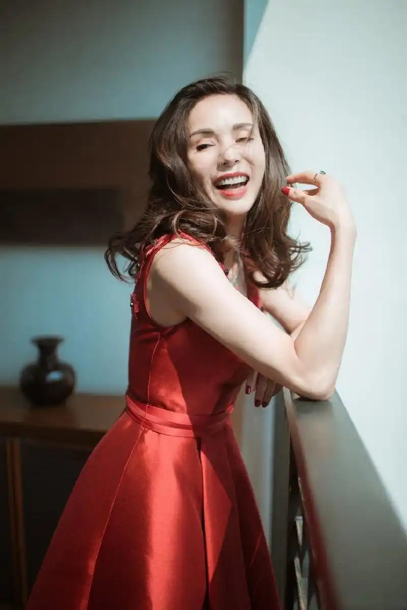 3月20日,李若彤在网上晒出一组美照,并配文称:"偷空拍了好多漂亮的