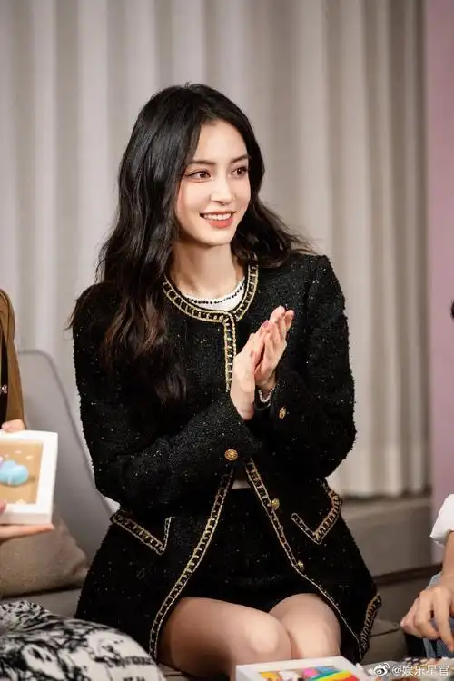 angelababy杨颖最新美照出炉,面露甜笑优雅迷人……__财经头条