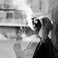 黑白男生个性抽烟头像