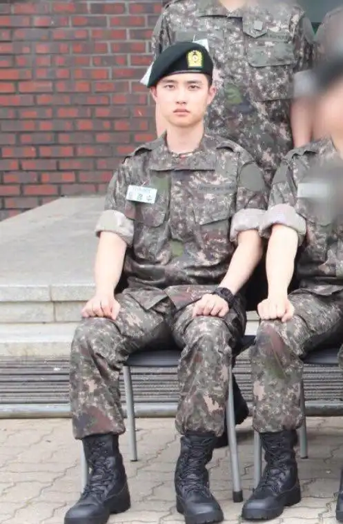 001号过于可爱,暻秀首张军装照曝光!