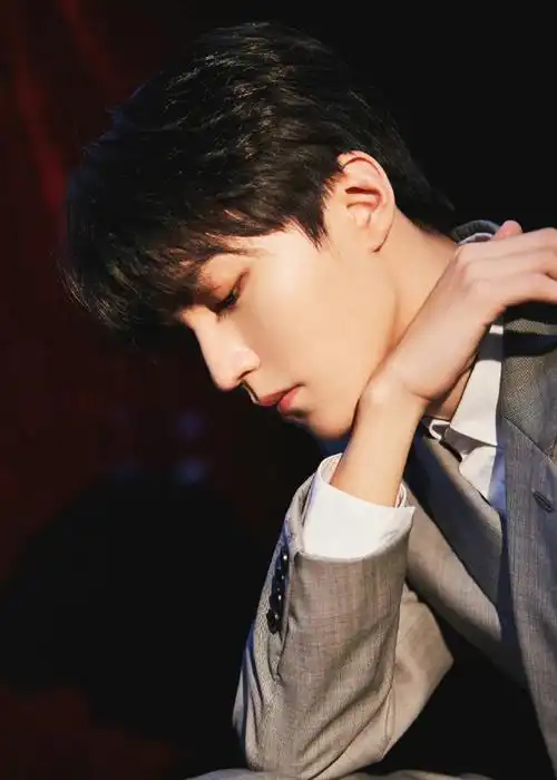 王俊凯光影摩登西装大片##王俊凯灰色西装造型