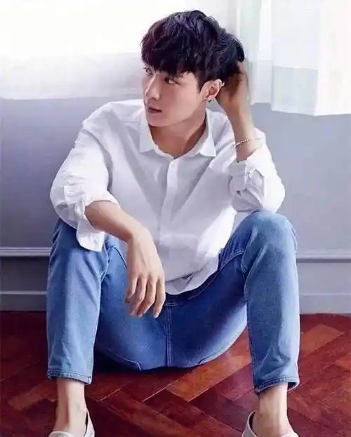 张艺兴与杨洋,同样都是26岁,穿白色衬衫很帅!_气质_样子_牛仔裤