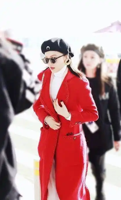 158cm张韶涵气场太强,红色毛呢大衣配白色阔腿裤,又美又飒_小个子