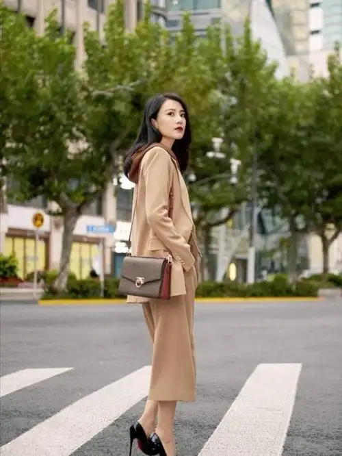 被高圆圆的街拍生图美到了白上衣配鱼尾裙简约优雅女神真迷人