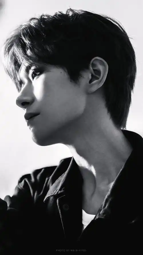 易烊千玺飘雪侧颜##易烊千玺阿玛尼美妆全球品牌代言