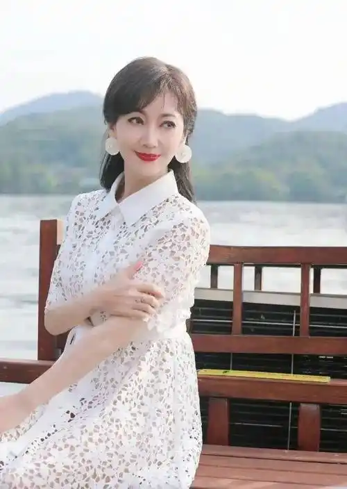 美了一辈子的女神,70岁的赵雅芝,穿上白裙照样美若仙女,赞了_女人