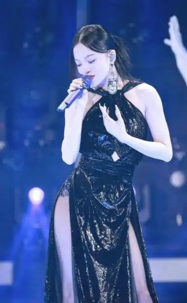 孙怡凭借超高身高和独特容貌进军演艺圈,以甜美形象深入人心.