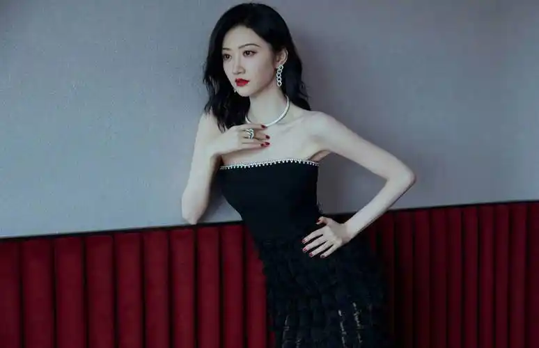 景甜穿抹胸长裙锁骨吸睛 腰身纤细性感魅力十足