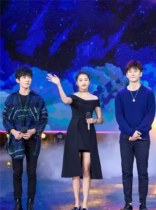 关晓彤黑裙亮相天天与易烊千玺同为健康发声