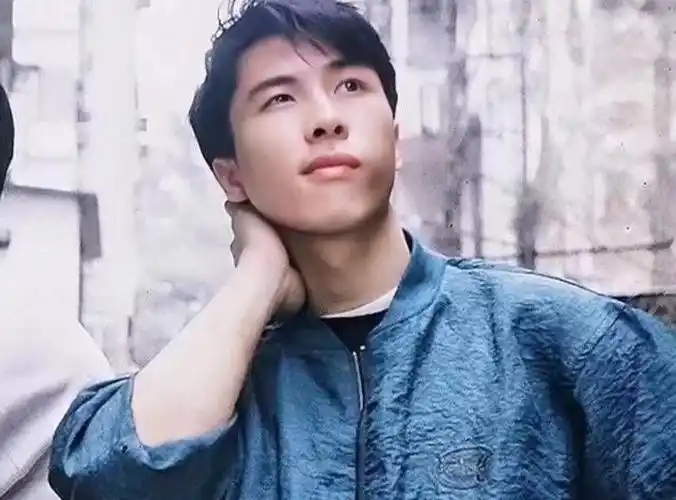 离婚后,梁静慈怀着不甘和憧憬,生下了她和甄子丹的爱情结晶甄文焯.