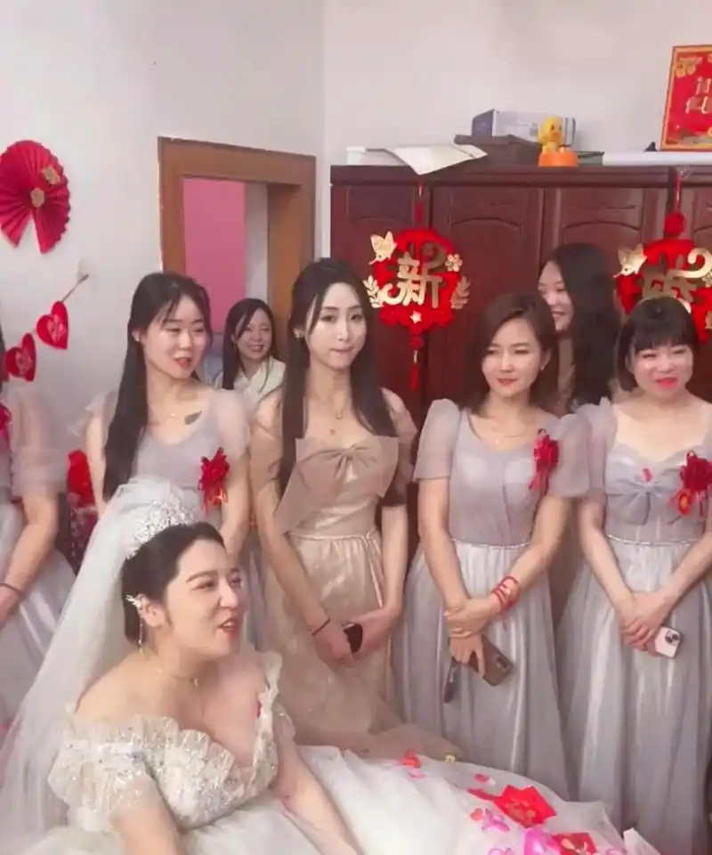 新娘的好姐妹们真是太棒了,她们长得漂亮,身材也不错,吸引了很多人的