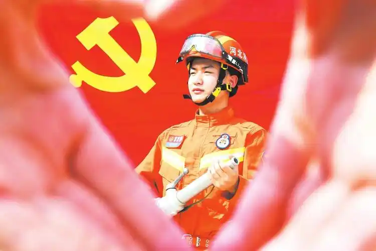 图①:《我与党旗同框》胡将摄