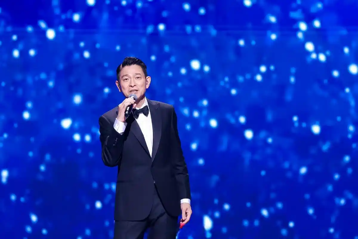 刘德华也太帅了吧# 这个蓝色背景好美哦好美哦!喜欢这个舞台!