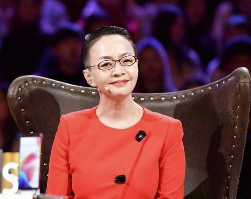 宋丹丹青涩旧照曝光 歪带帽子浓妆出镜