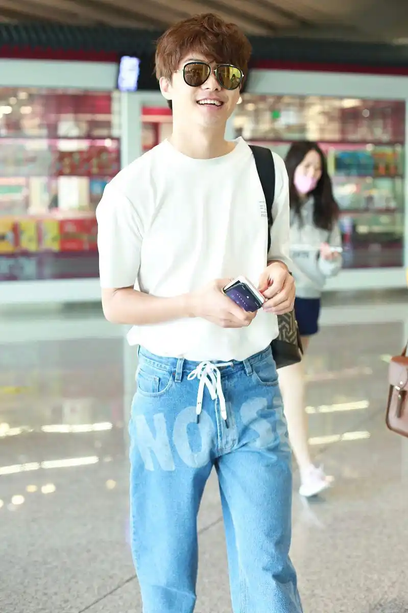 马天宇街拍:字母t恤水洗牛仔裤帆布鞋清爽潮男