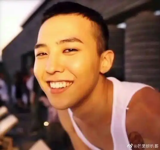 将两边剃掉设计的这一款寸头真的是酷炸了~寸头永远的yyds权志龙超话