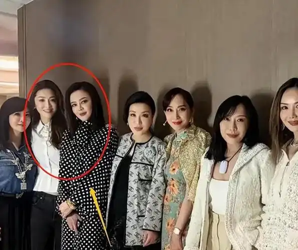 港圈大佬聚会!61岁关之琳气质佳大金镯抢镜,郭碧婷儿子成团宠