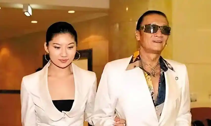 原创嫩模coco和大49岁谢贤同居12年得分手费2000万现状让人羡慕