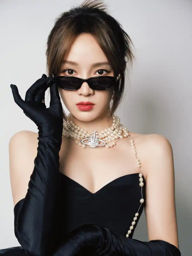 孟佳黑色美人鱼造型:一身from miscreants aw23礼服,又酷又美.