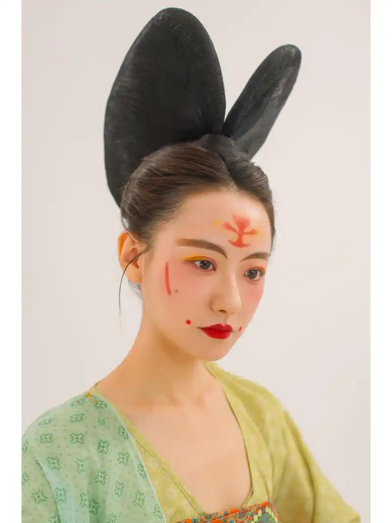 复原汉服发型|唐·武周|惊鸿髻 惊鸿髻流行于武周至唐中宗时期,由唐