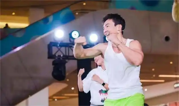 据说,师从刘畊宏的明星就有巨能打的吴京,言承旭,吴尊等人,当然好友