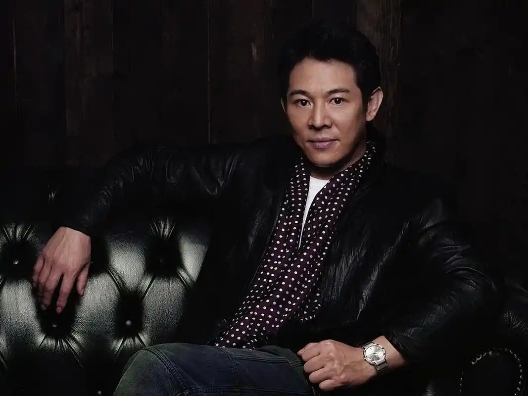 62岁的李连杰,作为一代功夫巨星,年轻的时候拍打戏拳拳到肉,真