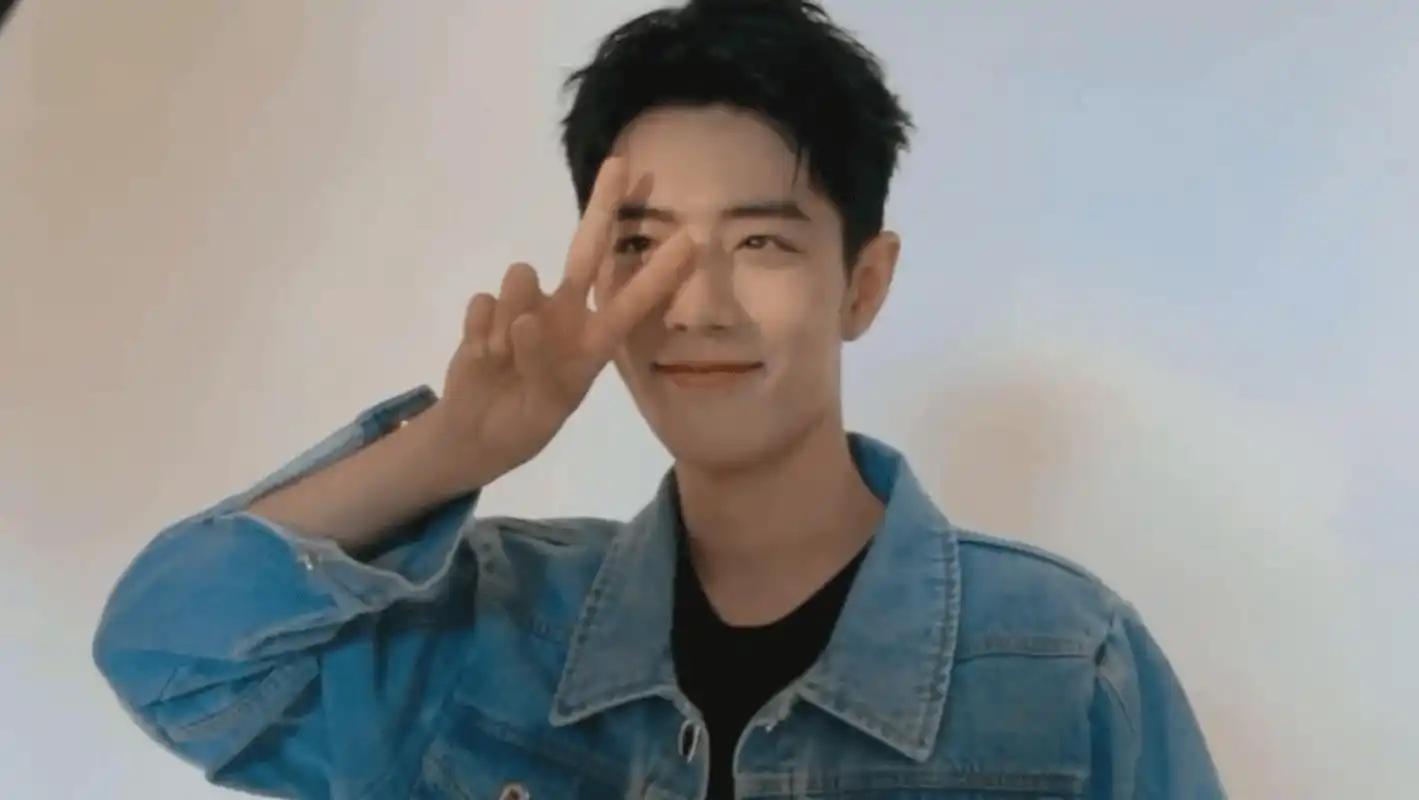 动态创作月# 牛仔服的比耶的肖战,海边白衬衫的清新肖战,撑伞开行笑