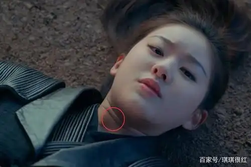 三千鸦杀赵露思颈纹出戏,镜头放大后,她的脖子可能还不如你