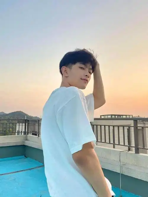 小狼狗撩衣自拍照阳光帅气有没有可以的