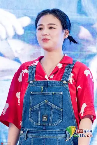 马思纯穿牛仔背带裤亮相 扎俩小辫卖萌_娱乐频道_中国青年网