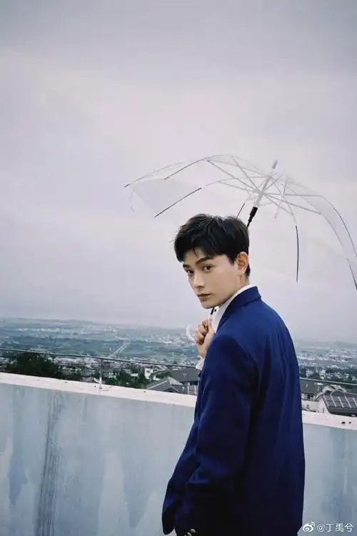 杨超越丁禹兮七时吉祥团综合照