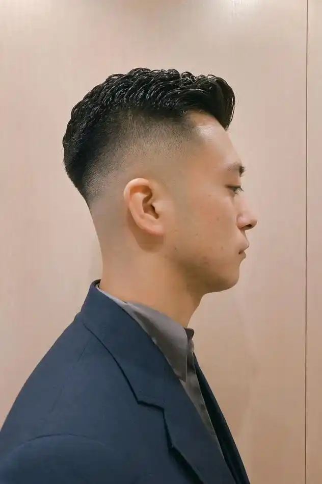 解锁渐变铲青发型:时尚界的流量密码,你get了吗