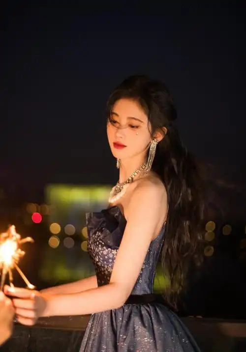 被鞠婧祎迷住了穿深蓝色的星空抹胸裙玩烟花挡不住的明星范
