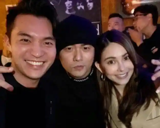 周杰伦带昆凌聚餐,替老婆挡酒一脸宠溺,婚戒不离手太甜了