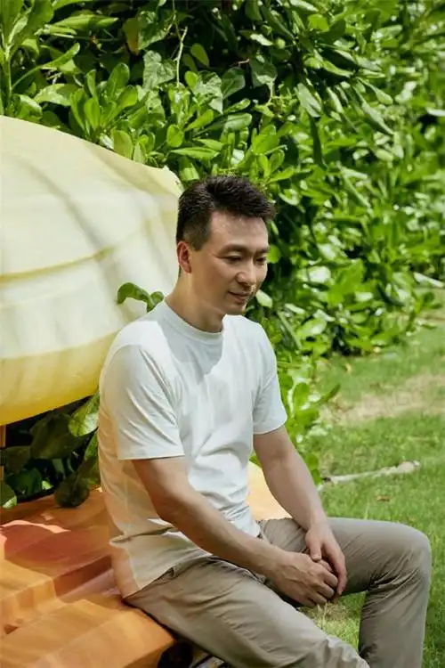 9月29日,一组康辉在《你好生活》中的宣传照发布.