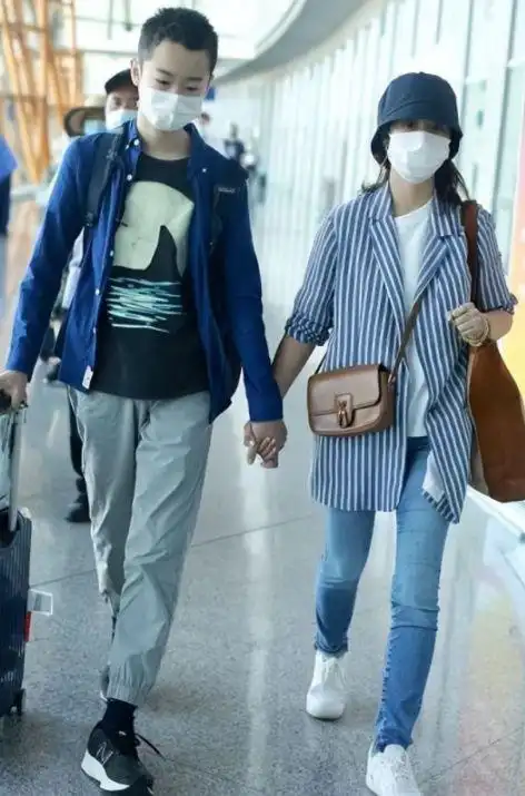 海清携儿走机场儿子长相清秀身高超妈妈母子全程手牵手太有爱