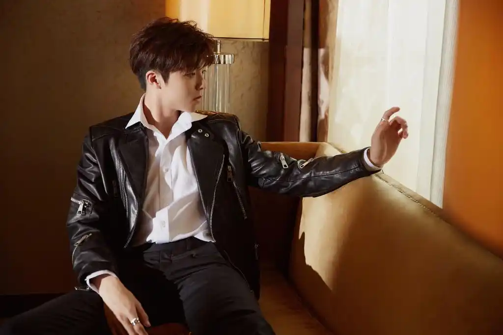 陈立农今日活动造型高清图释出 黑色皮夹克的超a农农