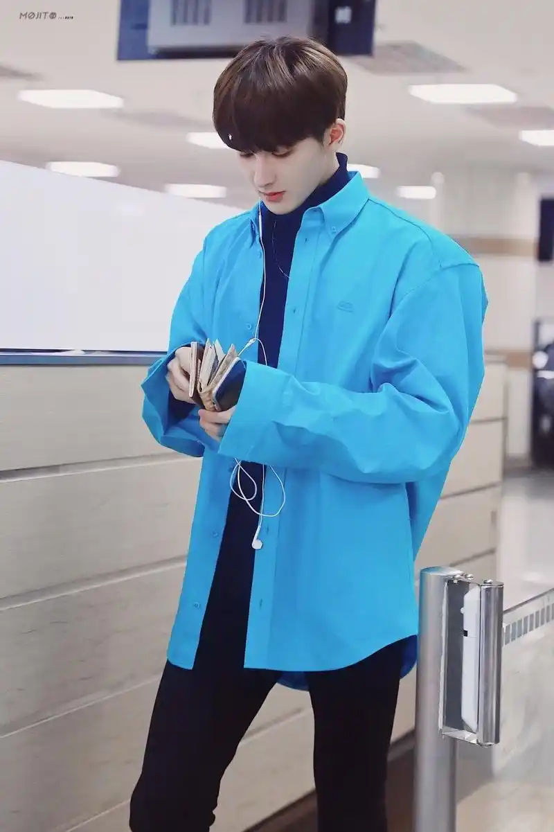 朱正廷首尔出发飞北京戴上墨镜装酷的乖小孩