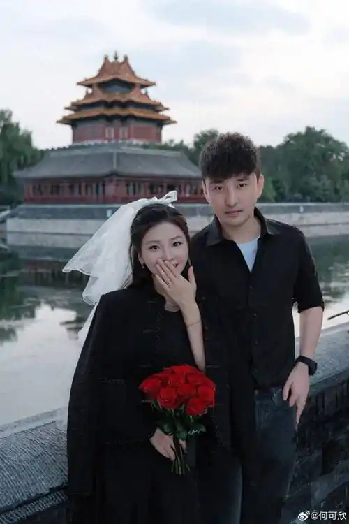 在婚礼的照片中,何可欣身披白纱,手捧玫瑰,和老公交换戒指,画面美得让