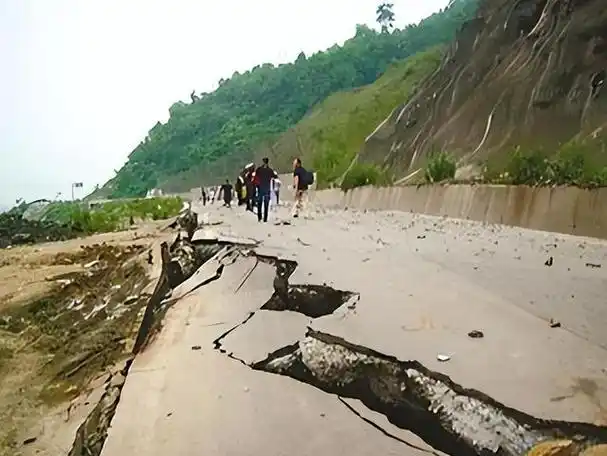 08年汶川地震,四川男孩救下外国女孩,女孩寻他13年,得偿所愿