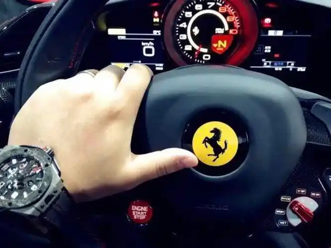 开个保时捷最低端款 还装b装上瘾了. 穷b就不要出来显摆了