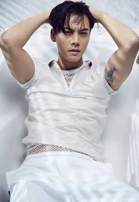 80后喜欢郑伊健纹身,90后陈伟霆,00后却喜欢坤坤的"虾线"_蔡徐坤_变化