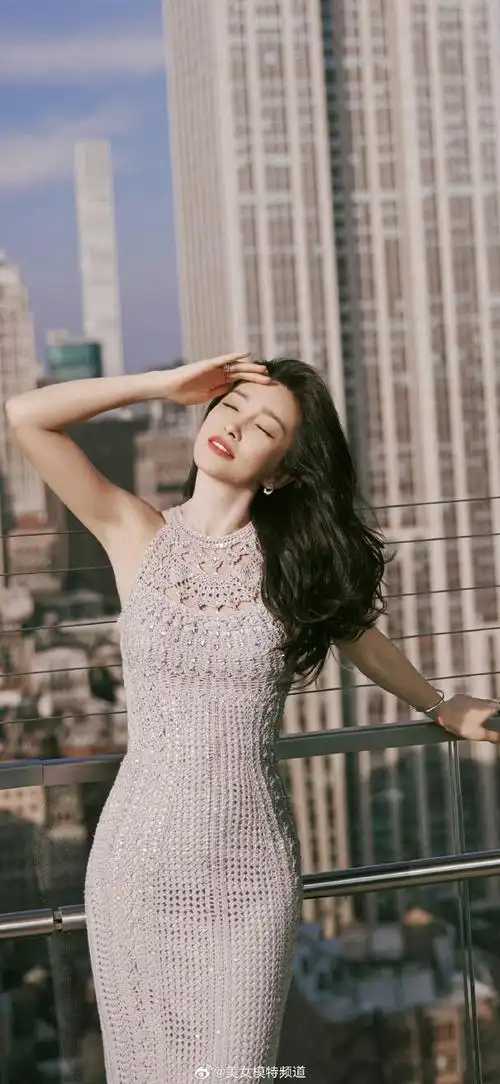 李冰冰全新秋日浪漫街拍