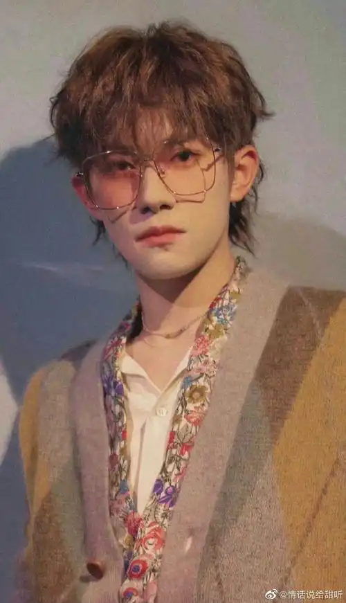 易烊千玺的金丝眼镜