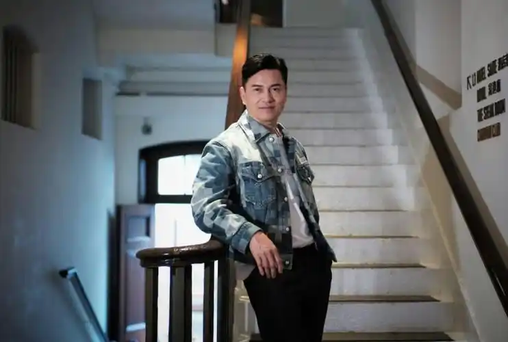 吕良伟回忆演艺生涯:被tvb拒绝签约,难忘到监狱探跛豪