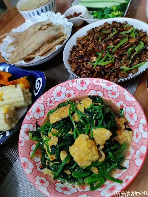 一家三口晚餐,走红朋友圈,家常饭菜做法简单,精致又营养