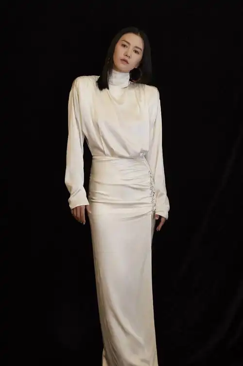 谭维维连衣裙高开叉,大腿处还有6个大水晶,一转身"拉链"亮了