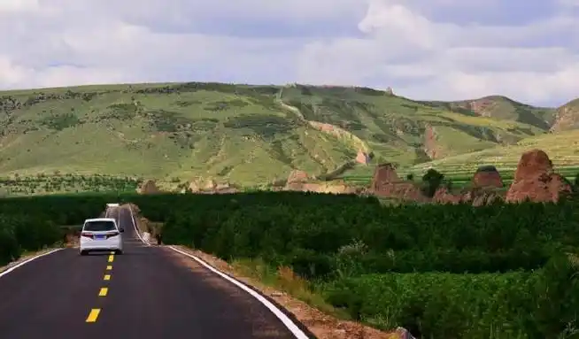 不少自驾游客沿着新开通的长城一号旅游公路,游古长城,爬高山草甸,逛