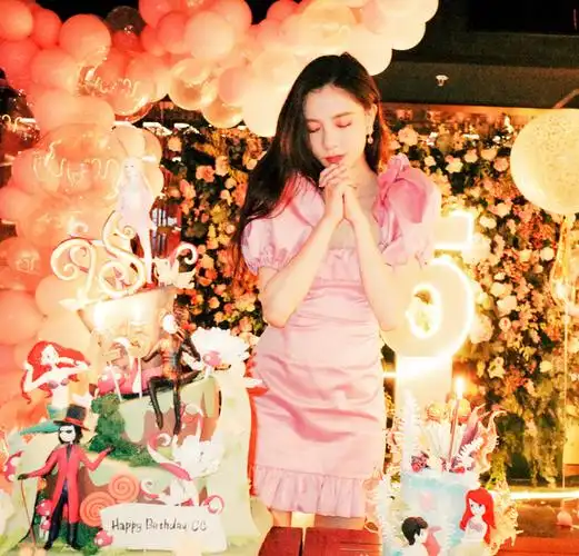 宋妍霏25岁生日派对造型,穿粉色短裙尽显苗条好身材