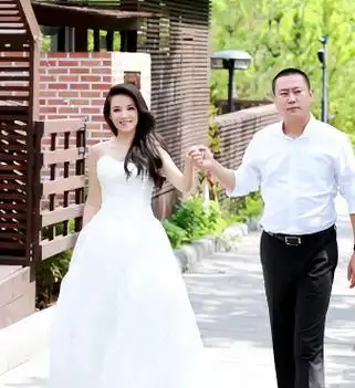 管彤和韩红被传出恋情,结婚时他们都41岁,韩红在42岁生下孩子